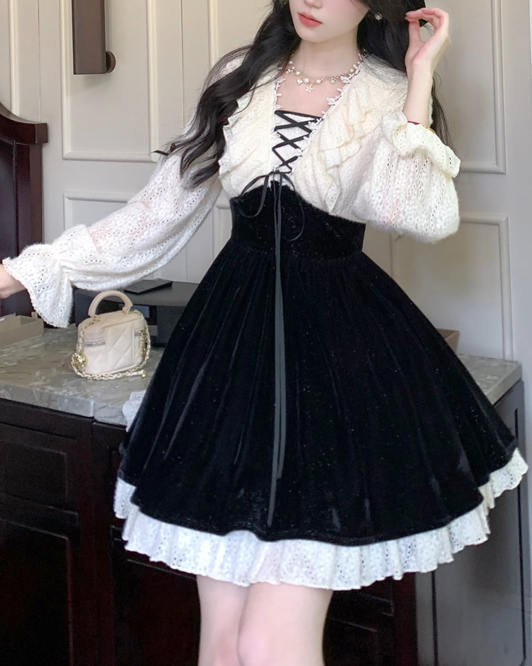 Vネックレースアップワンピース 24W09076