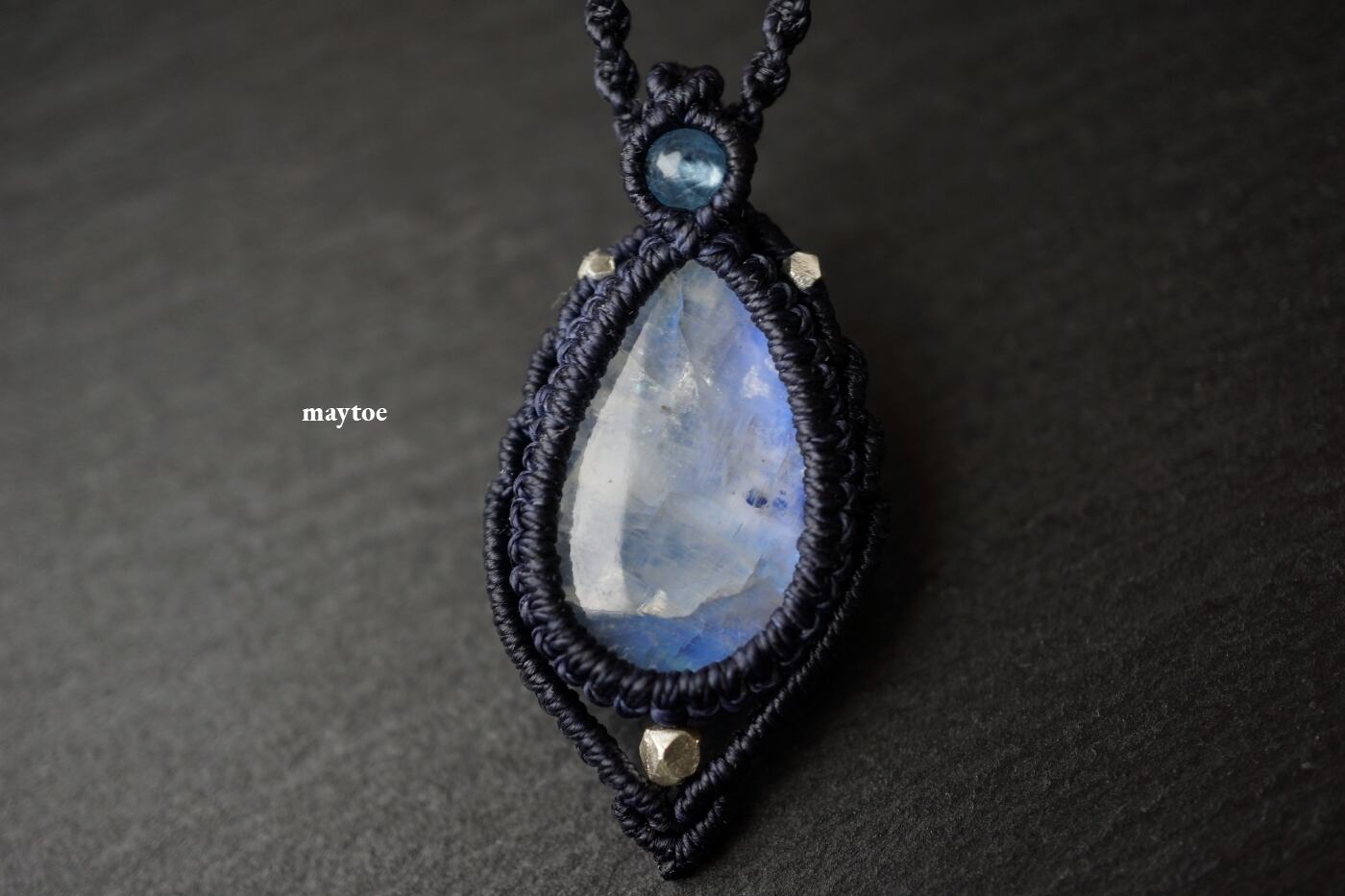 宝石質レインボームーンストーン（ホワイトラブラドライト）のマクラメ