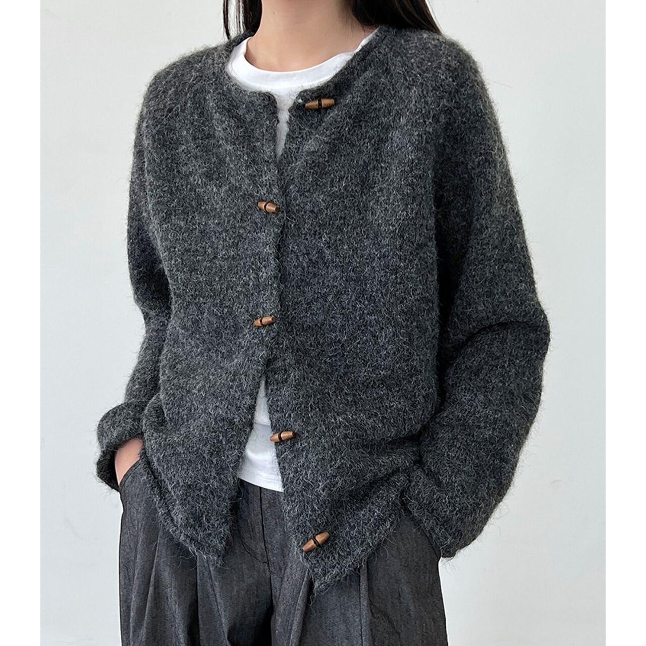 ウッドボタンクルーネックカーディガン a0554