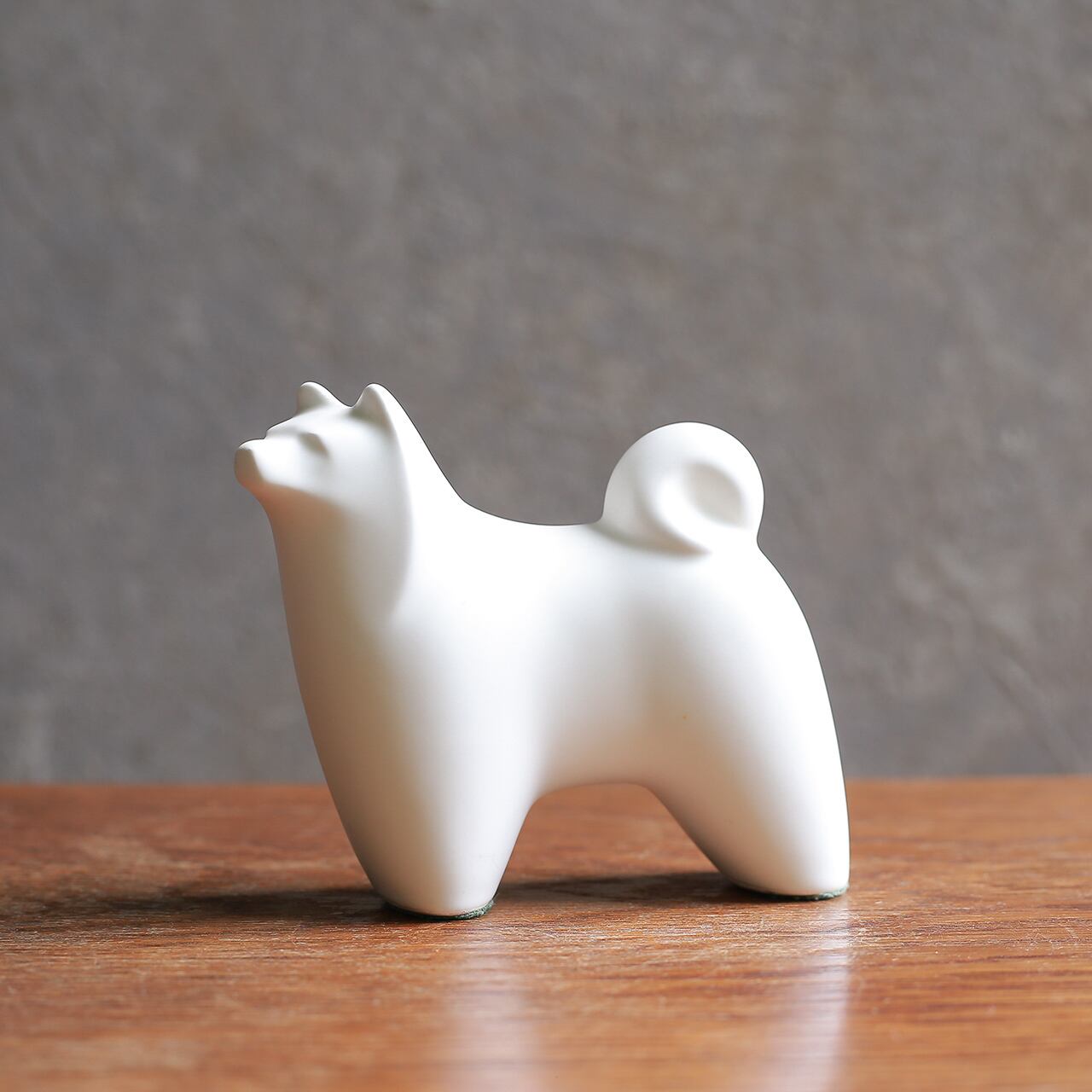 コロンとなめらかな、磁器の白い犬 1 | 木と、輝と。| 一点もの