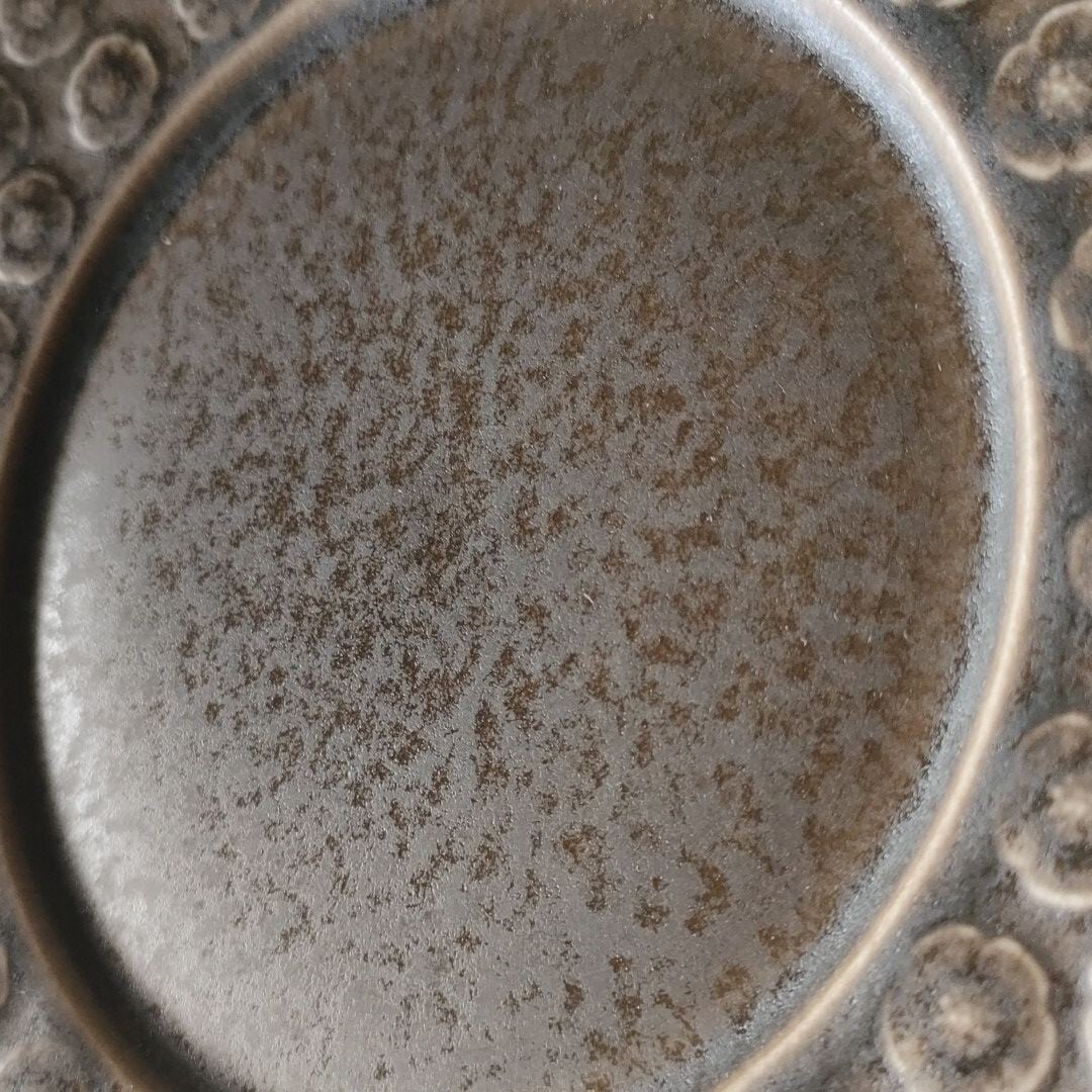 クイストゴーアズールオクタゴンブラウンアンバーケーキプレート