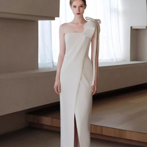 ウェディングドレス レディース ワンショルダー リボン タイト スリム ベアトップ チューブトップ スリット ロング丈 ミモレ丈 シック モダン 結婚式 パーティー イブニングドレス エレガント