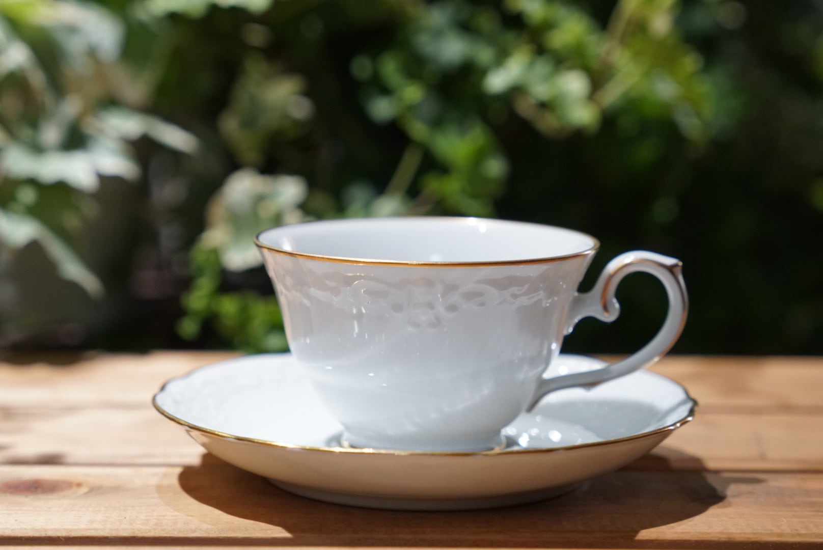 【大量まとめ】白磁カップ＆ソーサー、クリーマー　Noritakeなど Noritake(ノリタケ) 白磁レリーフ × 金彩 ティーカップ＆ソーサー
