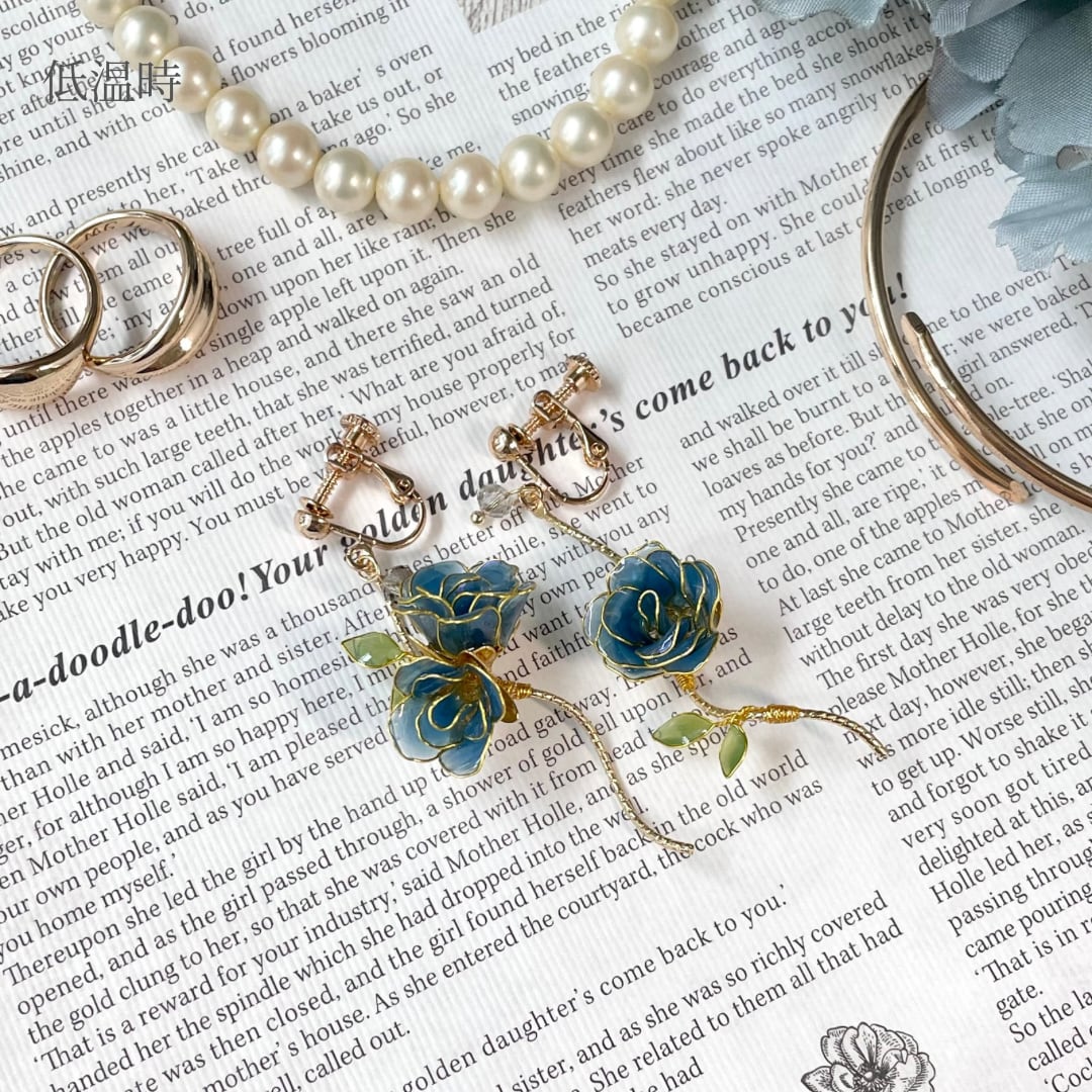新作】薔薇のオーバル転写ピアス イヤリング（blue） 青薔薇のピアス