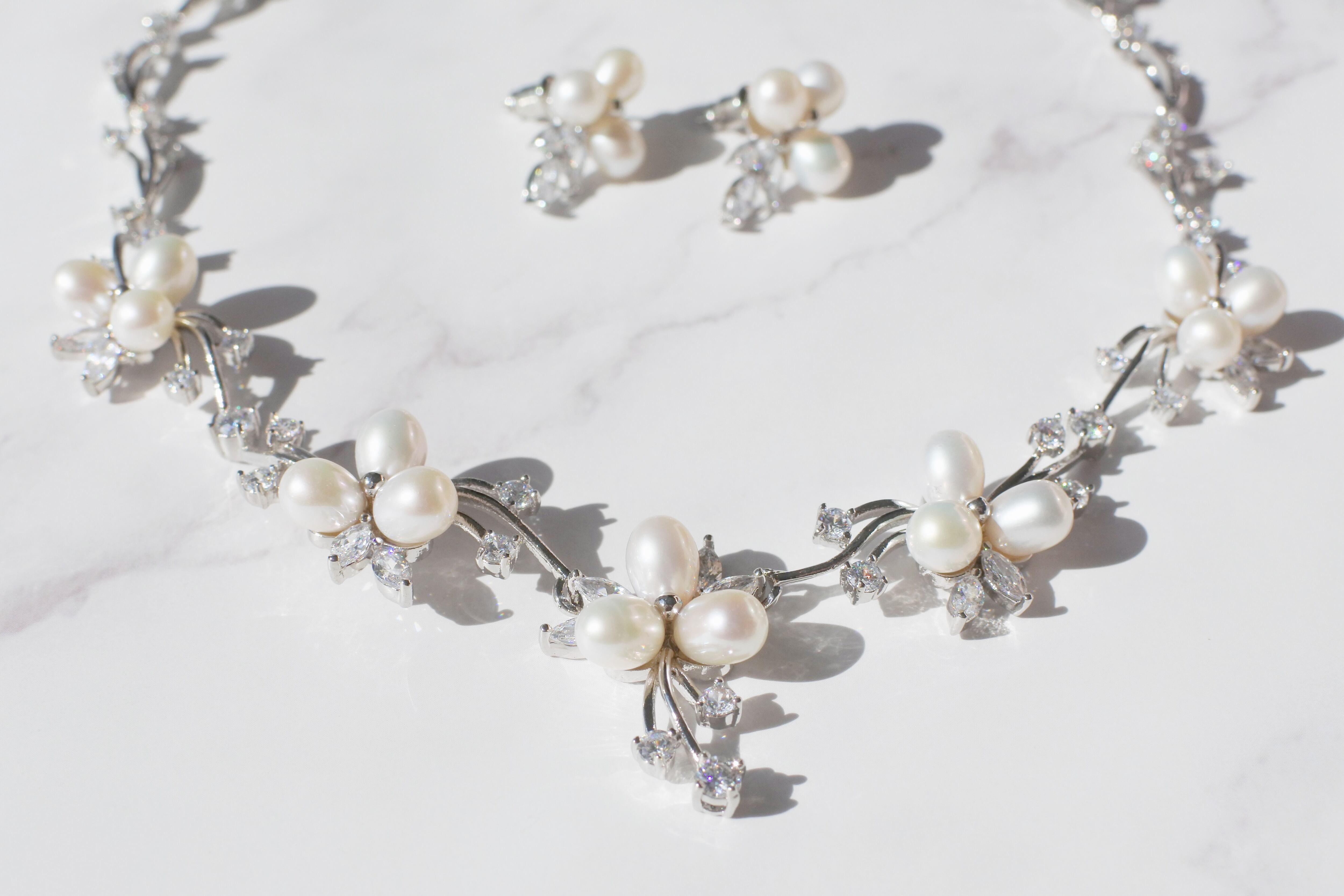 シルバー製ネックレスとイヤリングセット fd1cc74ad7b776c5658fbe7ea7b3f6