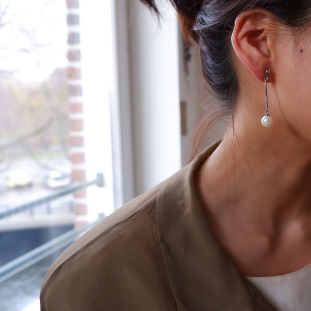 パールビーズの揺れるピアス (vos-32)