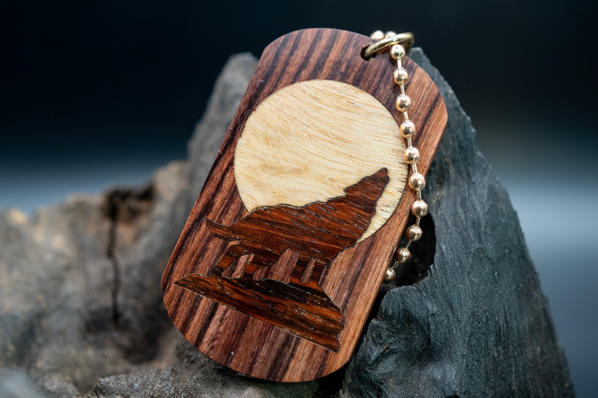 【王室御用達 】キングウッド ドッグタグ 象嵌 月と狼