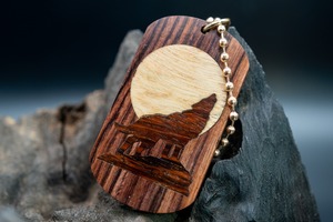 【王室御用達 】キングウッド ドッグタグ 象嵌 月と狼