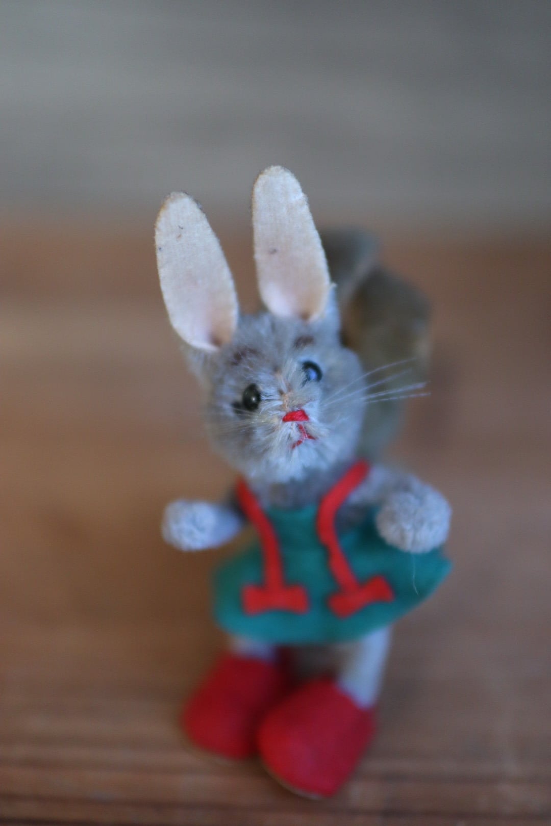 ヴィンテージ シュコー スカートをはいたうさぎ