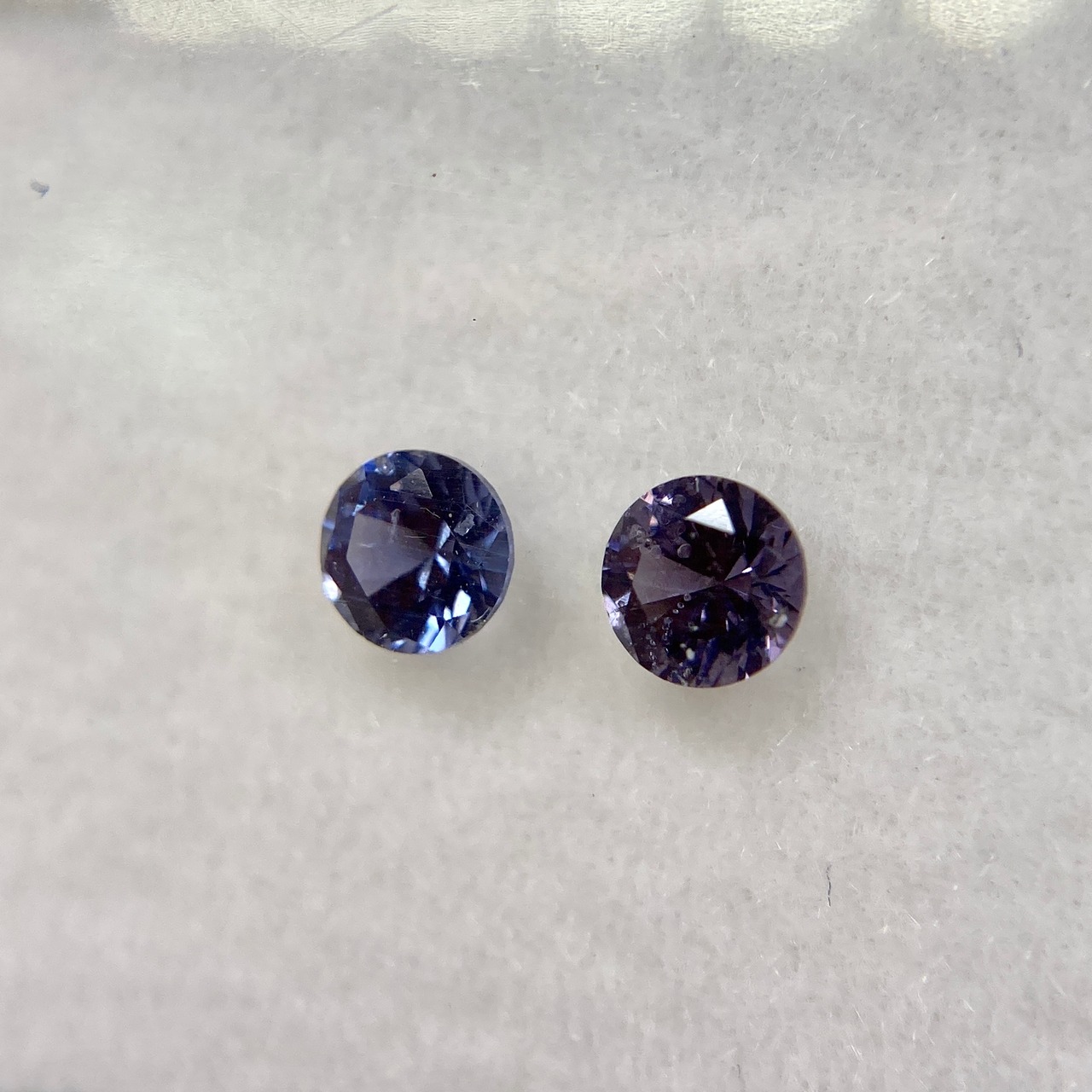訳あってお買い得 丸いスピネル 2色 約3.4mm r-0256