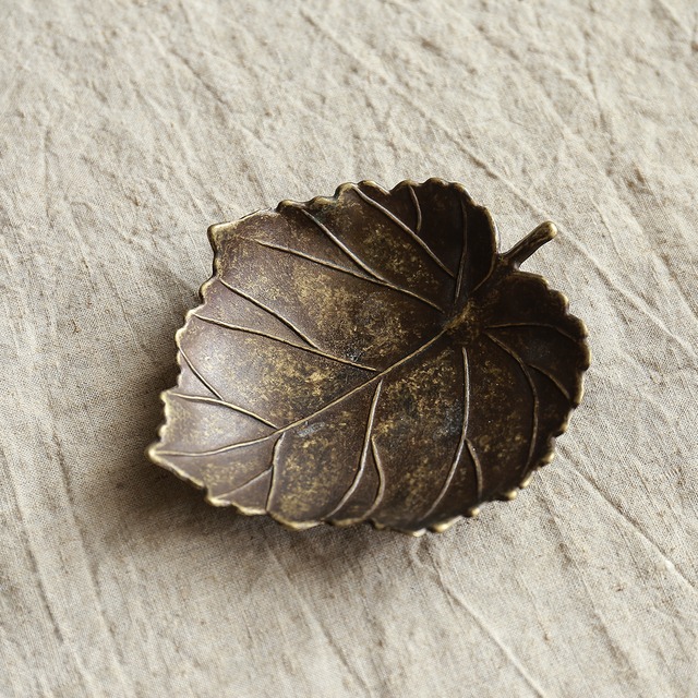 イタリアから届いた、葉っぱ型のトレイ 1