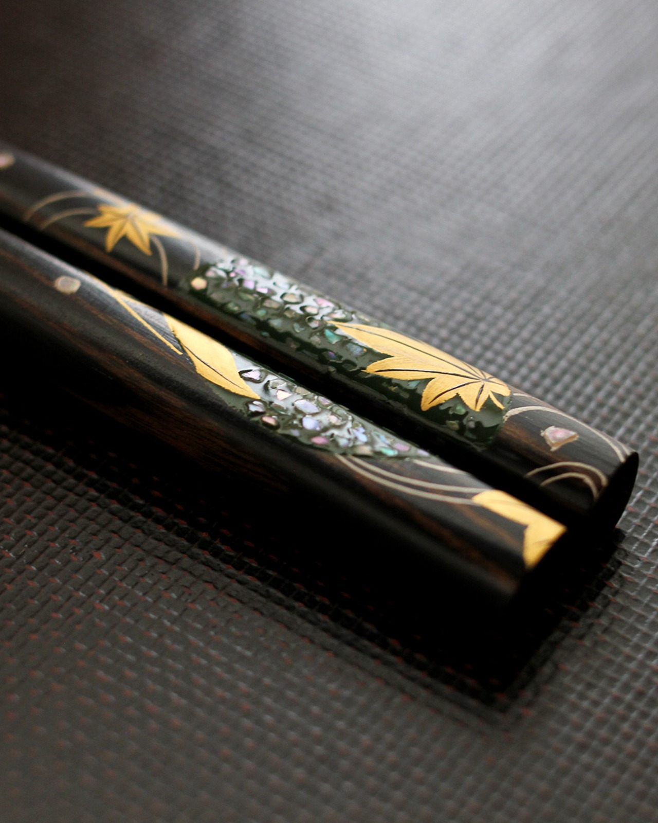 丸窓　春緑紅葉　螺鈿