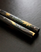 丸窓　春緑紅葉　螺鈿