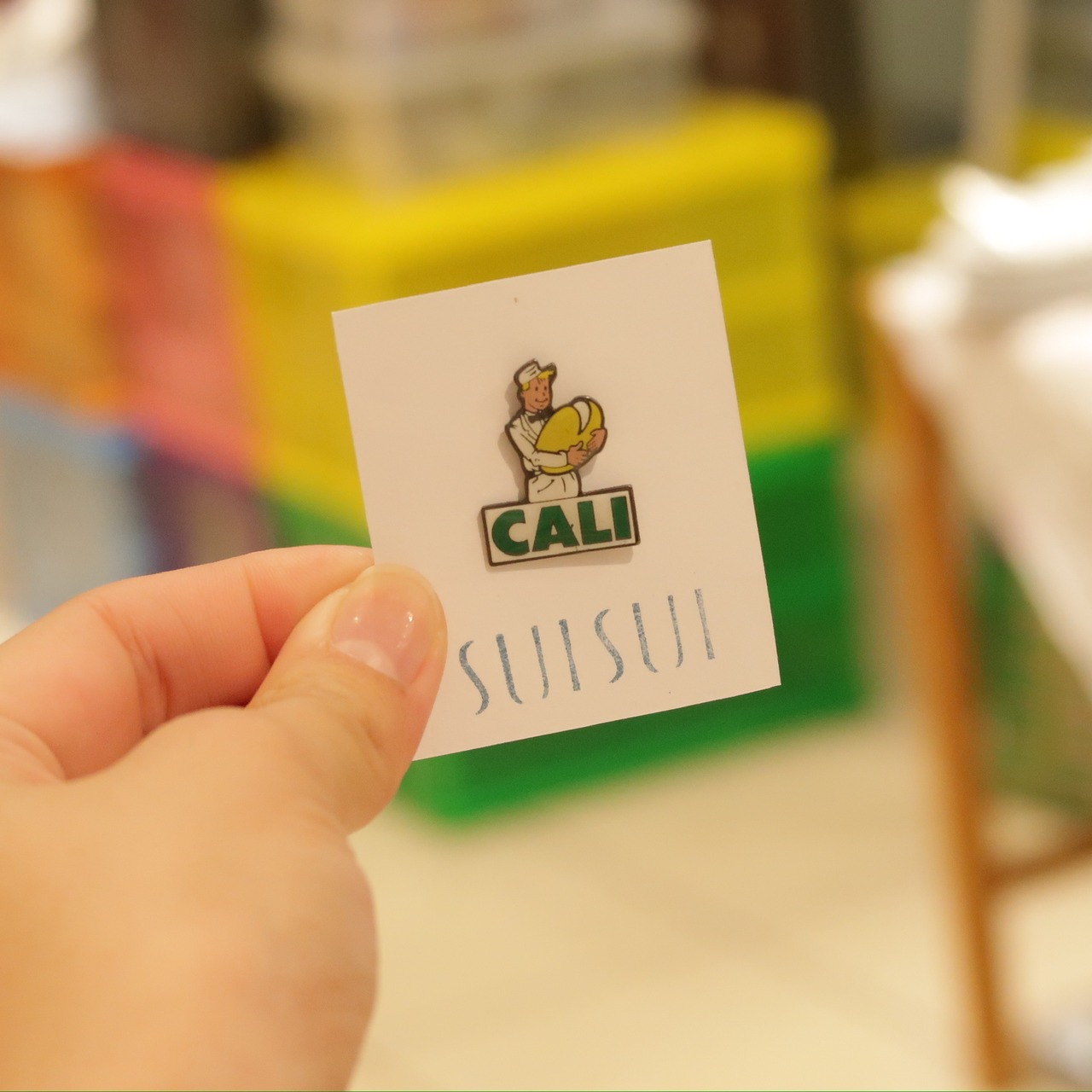 【ピンバッチ】大きな豆を抱えるお兄さん