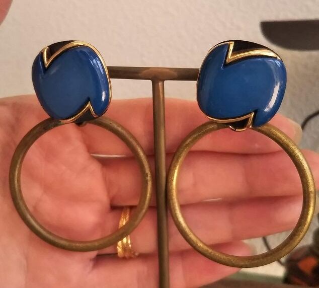 レトロボタンと真鍮リングのピアス