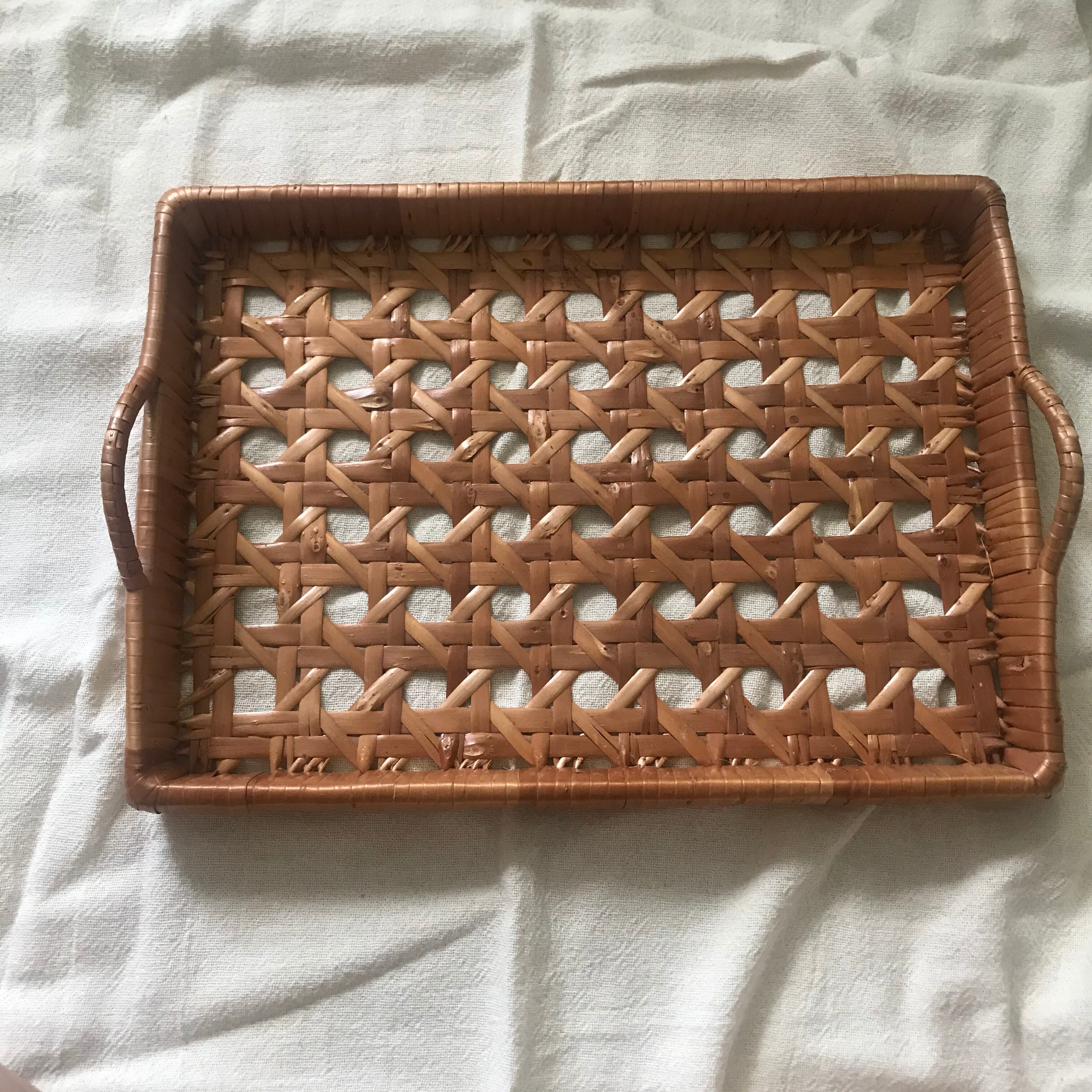 編まれたトレイ