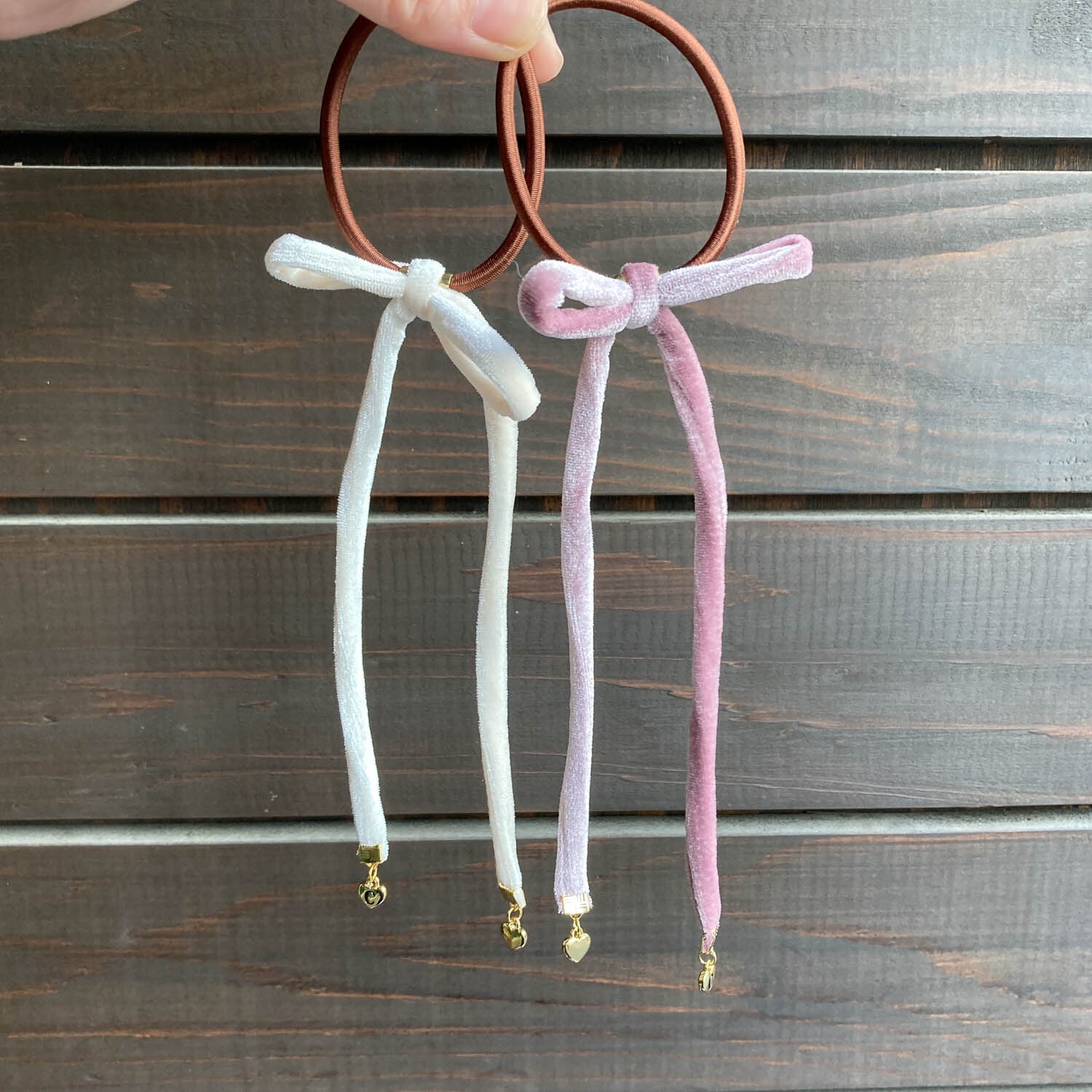 ハートチャームとベロアリボンのヘアゴム | Dua-アクセサリーパーツ