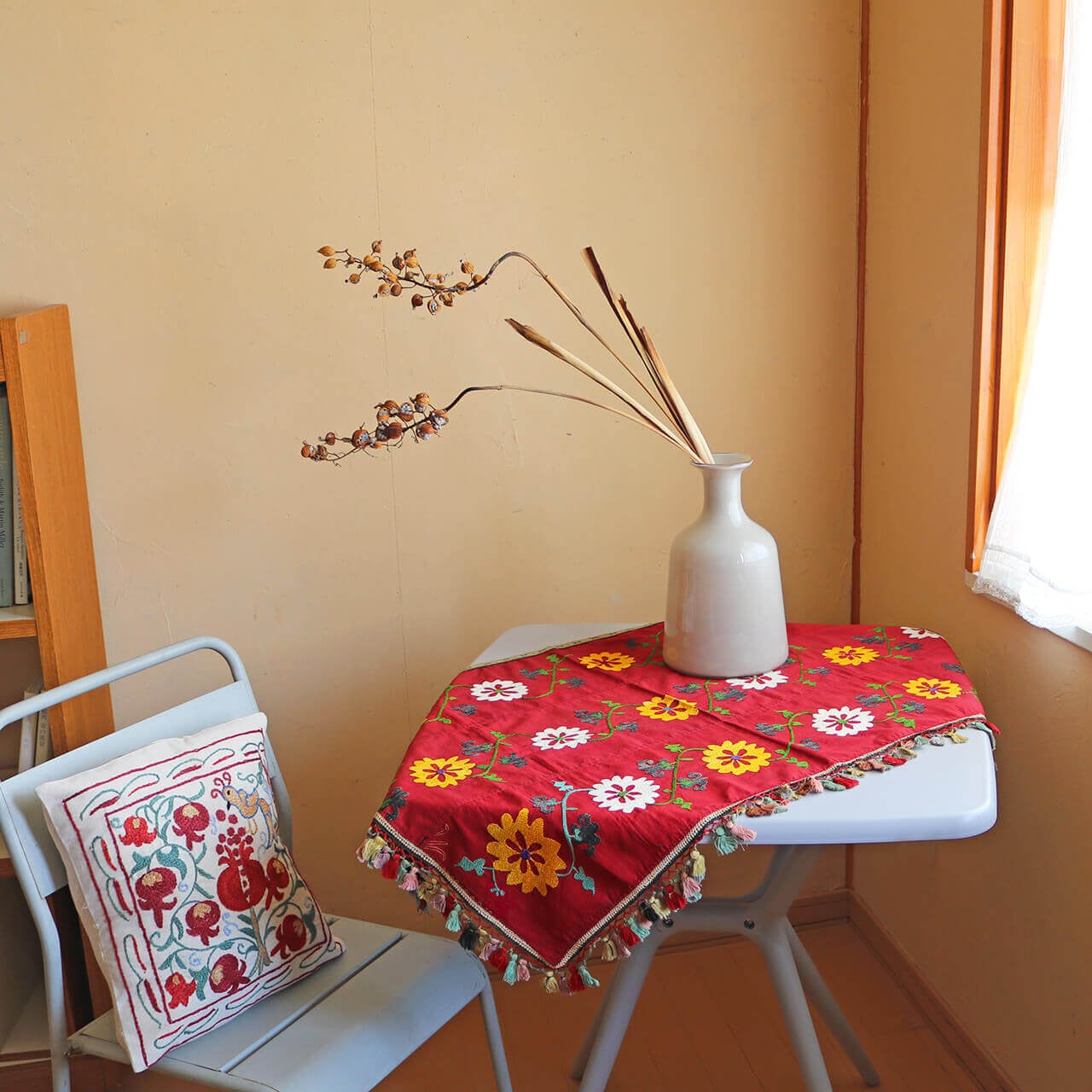 1点もの】スザニ刺繍 クロス レッド フラワー タッセル付 【約92×63cm