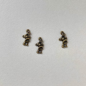 アンティーク風 お花を持ったクマチャーム