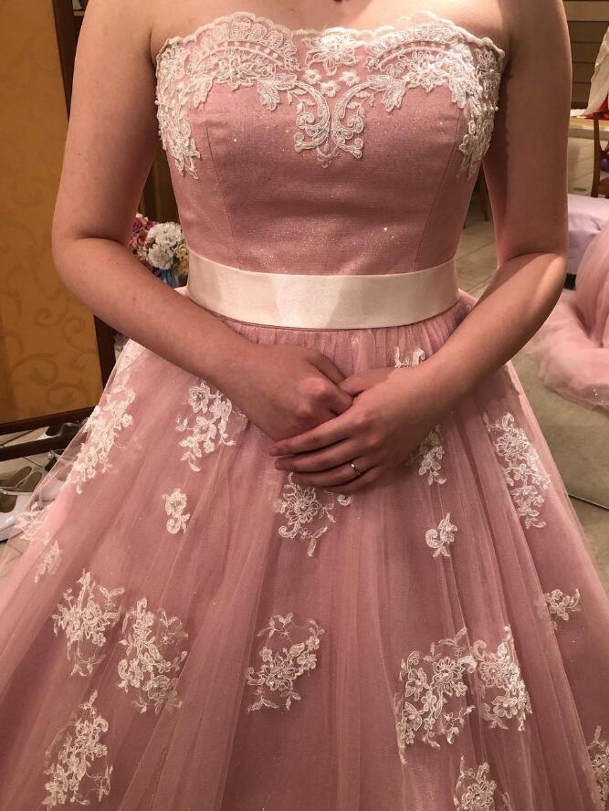 カラードレス ソフトチュール ピンク リボン 流れる透け花レース  