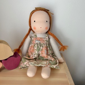 Little Kin Studio 送料無料 Medium Doll (pink flower pinafore dress)