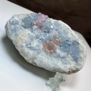 19.セレスタイトに住み着く可愛いフローライトくま