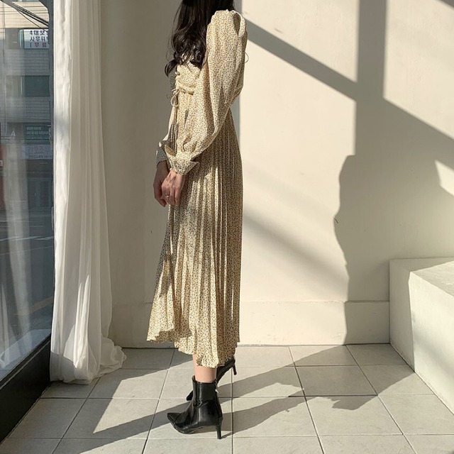 小花柄のプリーツワンピース プリーツワンピース 花柄 レトロ ハイウエスト ウエストマーク 脚長効果 長袖 Vネック パフスリーブ ロング丈 マキシ丈 ブルー イエロー ブラック ワンサイズ 10代 代 30代 アラサー Rb Z07 0001 Redbell