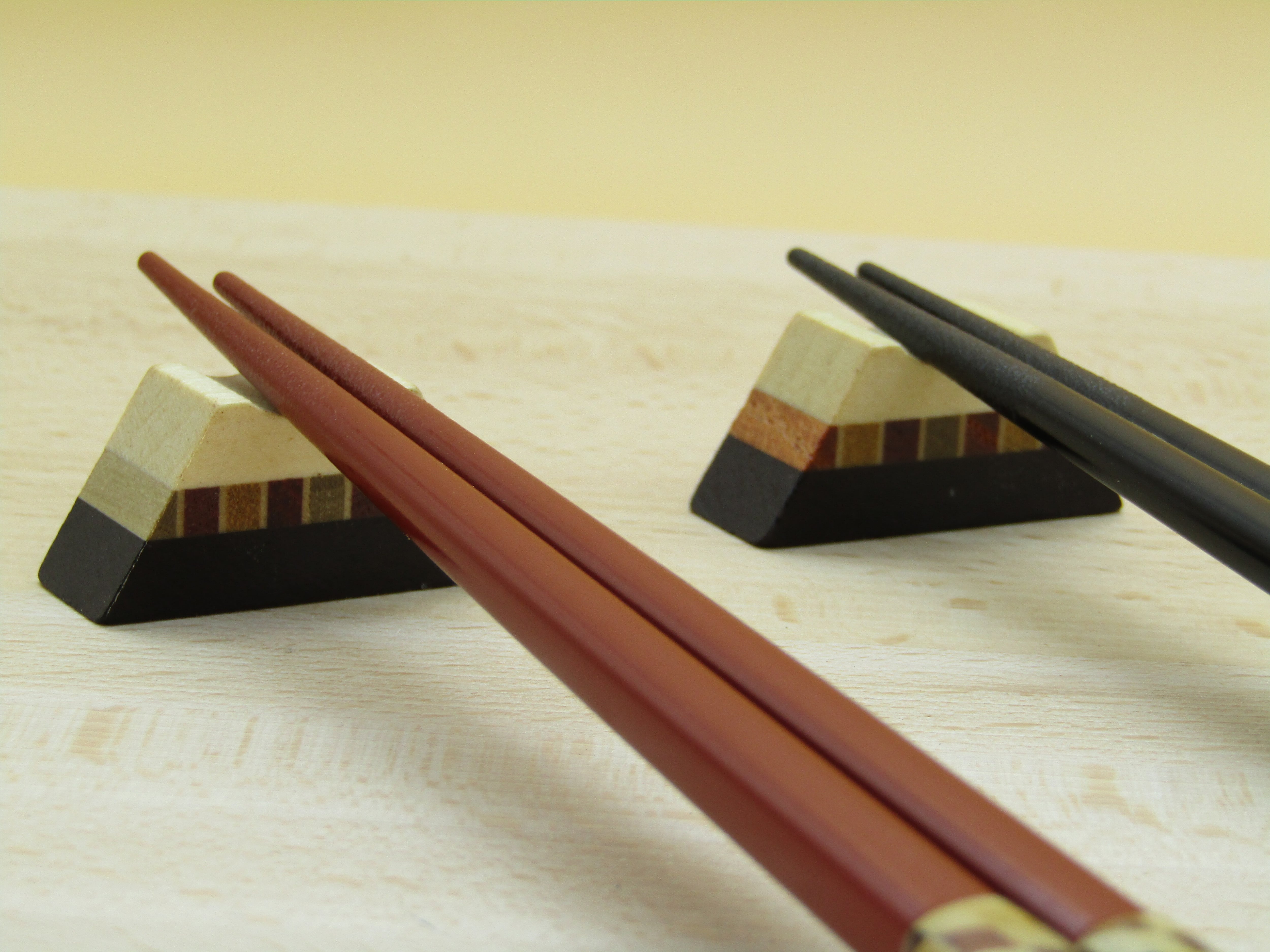 箱根寄木細工 無垢 富士山 箸置き 黒 2個セット | kiroshop