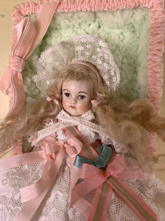 カルトナージュトレイ入りのヴィンテージドール　白いドレスを着たドール (211112)