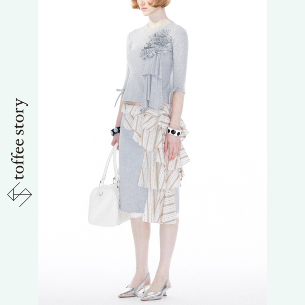 フリルフラワーが咲く構築ミドルスリーブトップス 《B0007》