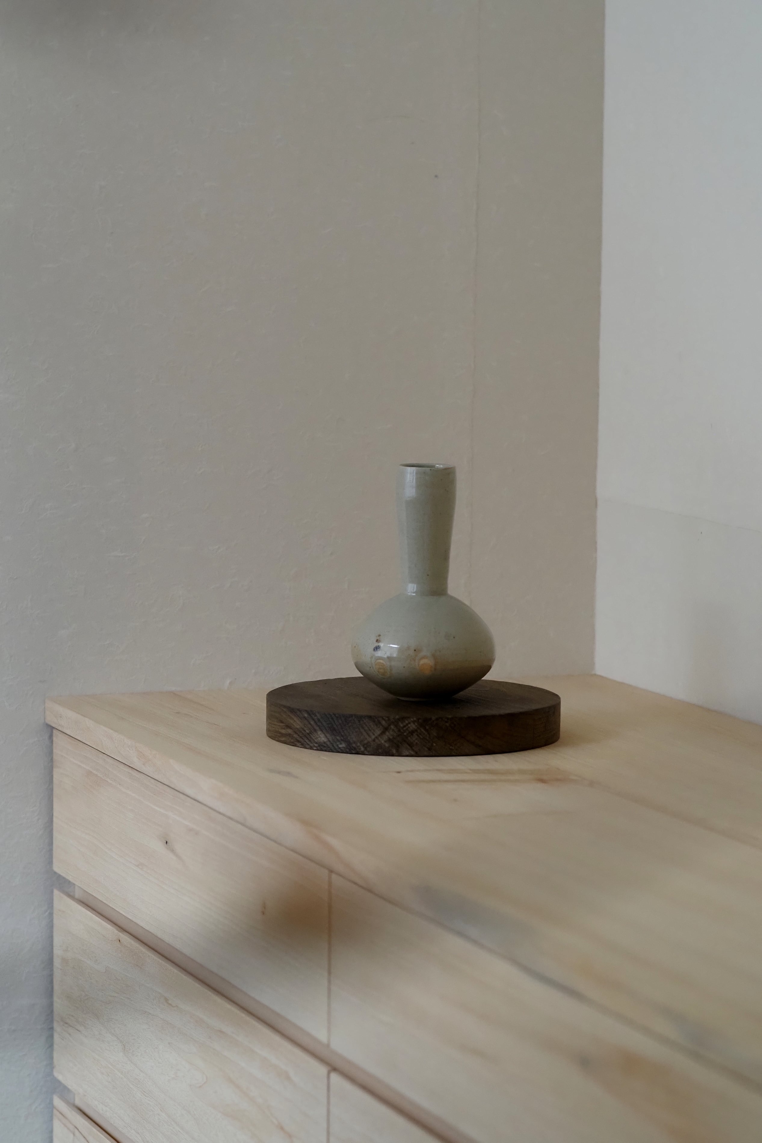 伊藤環 24. 柞灰須恵型花入 | 陶屋なづな