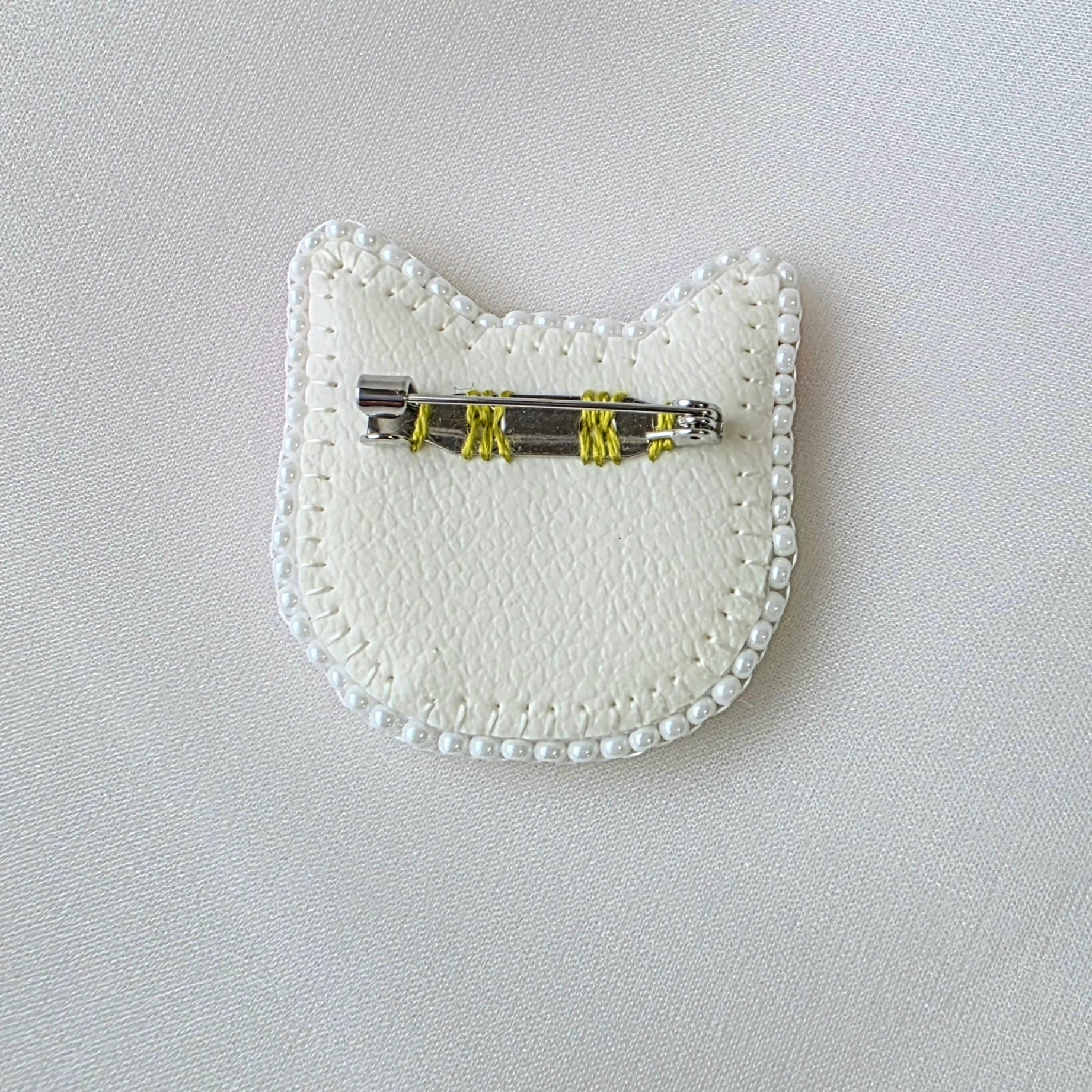 TAKAYO】オッドアイの白猫のビーズ刺繍ブローチ D7-100 | 幸多箱 本店
