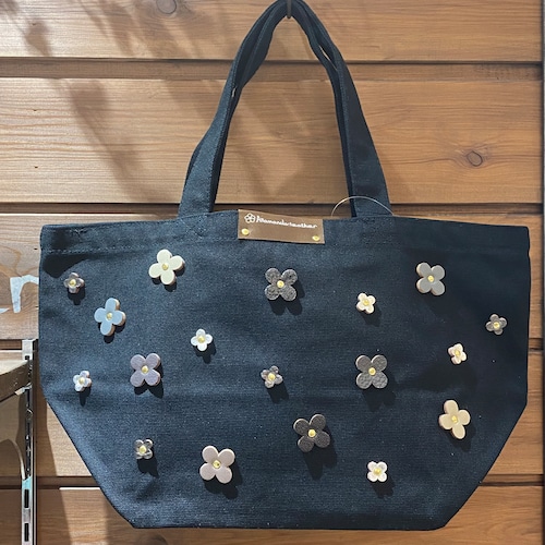 【人気商品限定価格￥4,070→￥2,970】No.831ランチトートバッグMサイズ（花色モノトーン)