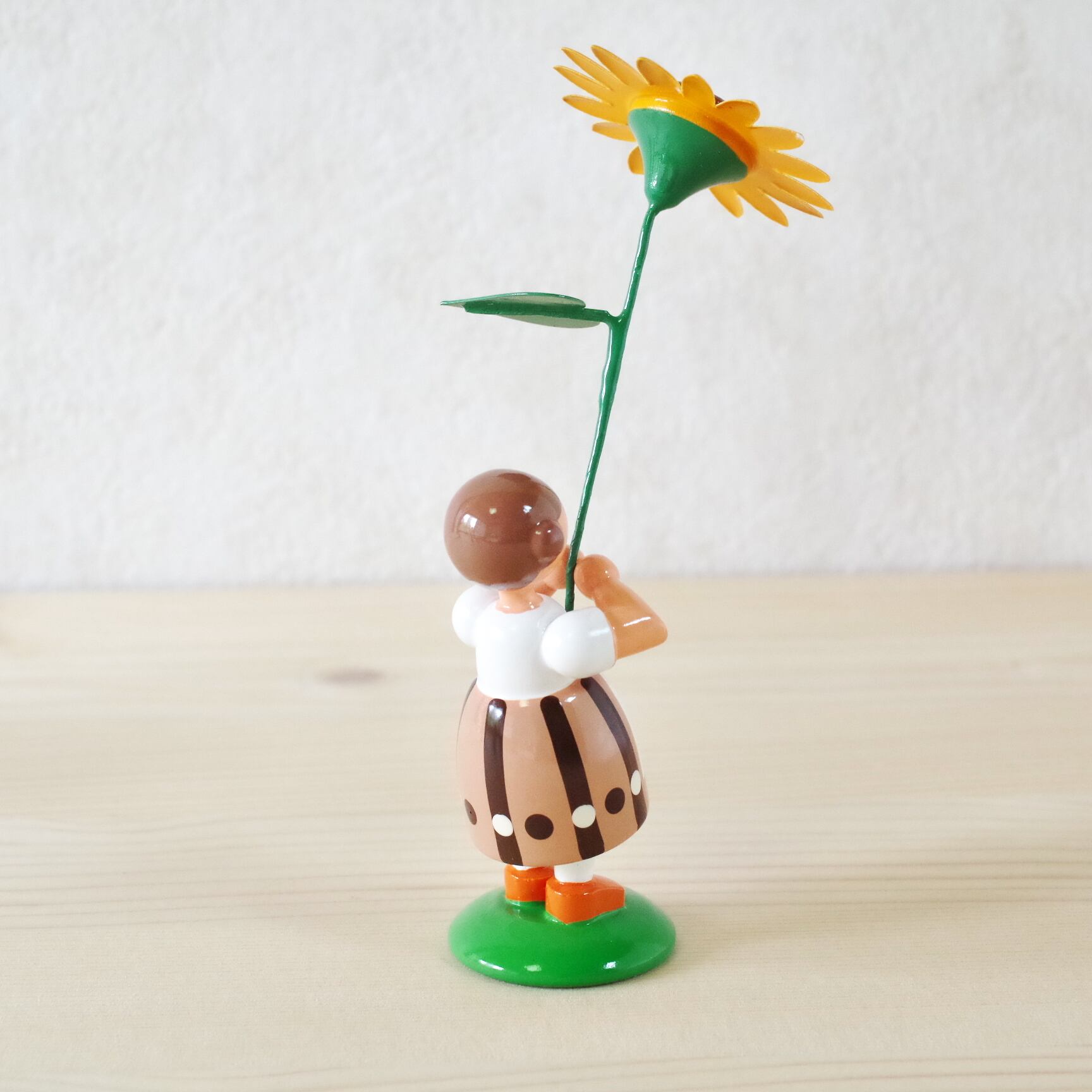 お花をもつ女の子 ひまわり | 木のおもちゃ専門店 おもちゃ箱 イカロス