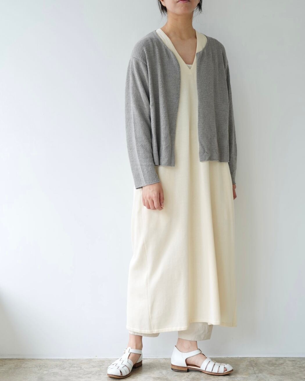 Yoli コットンVネックスリーブレスワンピース | Vie
