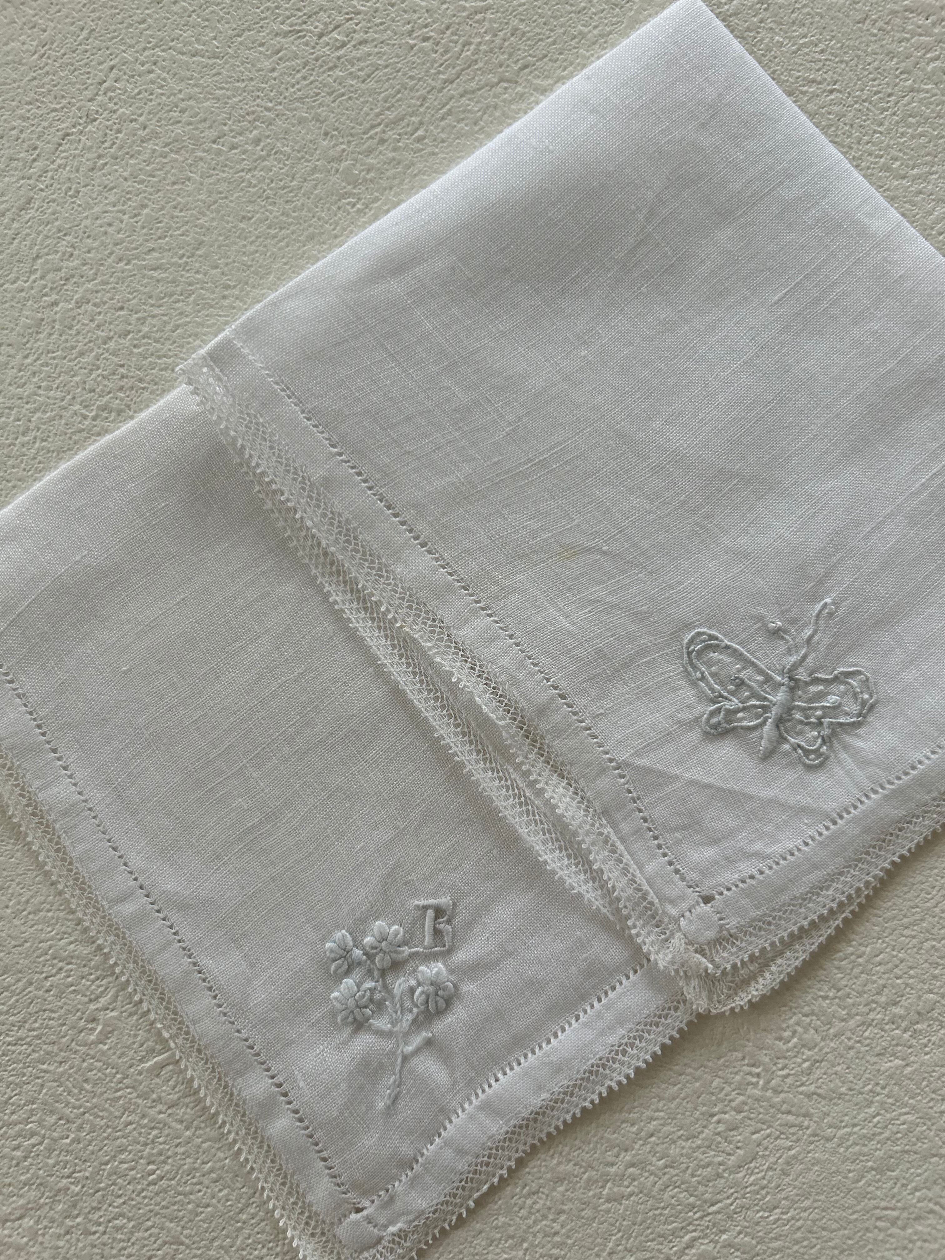 フランスVintage 手刺繍のハンカチーフ パイピヨン フラワー イニシャル刺繍 白糸刺繍 ハンドメイド素材 インテリア小物 撮影小物