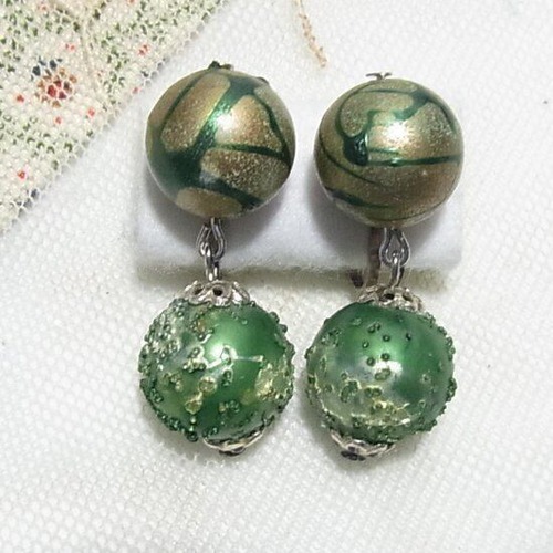 グリーンのビーズが下がるイヤリング　アクセサリー卸値以下でセール　K2123E