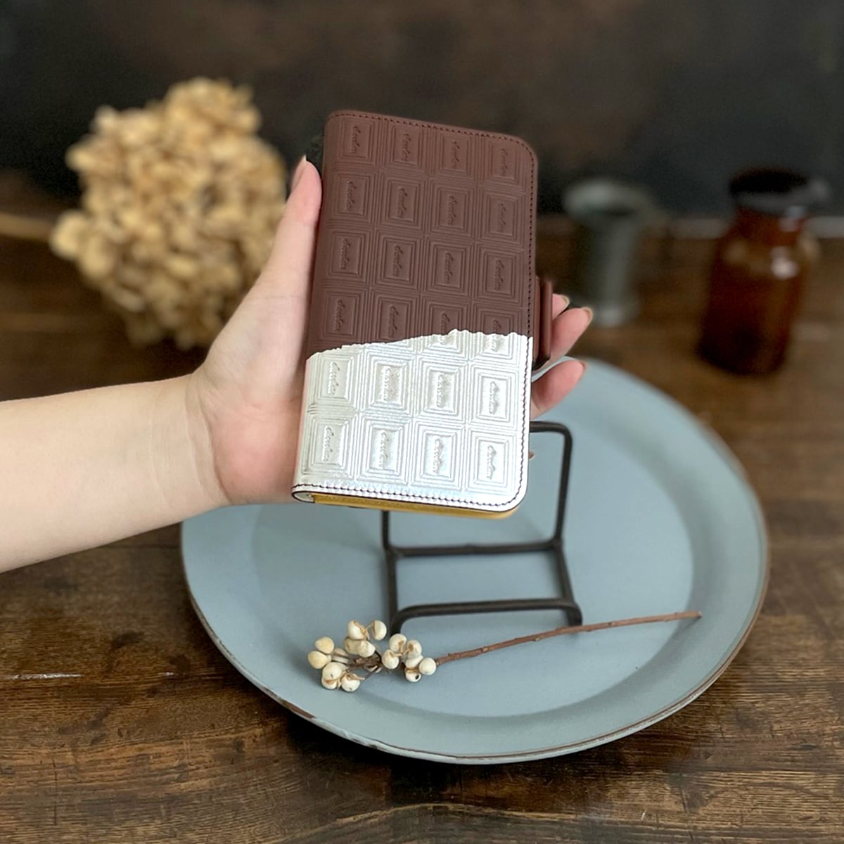 Lサイズ：革のチョコ手帳型スマホケース スイート（銀の包み紙