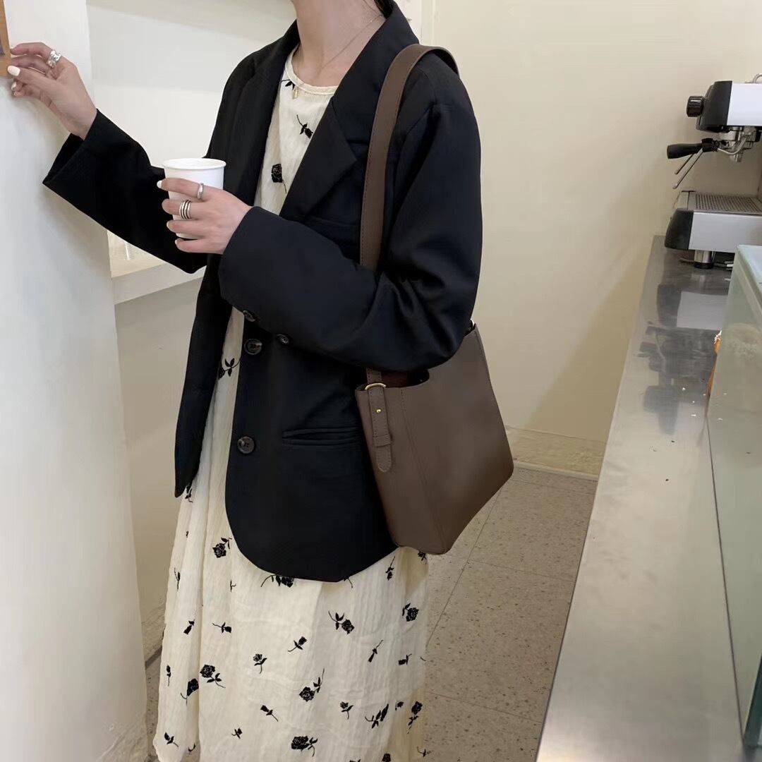 ポケット付きシンプルショルダーバッグ