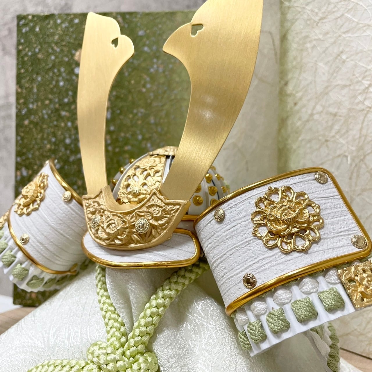 【展示品限り】五月人形　兜　くわ型　収納飾り　子供着用可　※閉店セール　S20 楽天市場】送料無料 東玉作 五月人形 6号 アクリルケース入り兜飾り