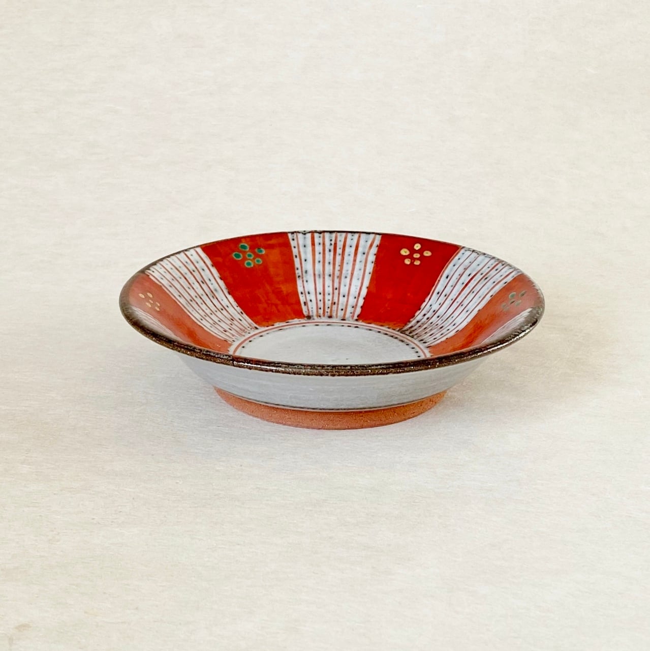 <赫三郎窯>赤絵 ト草梅鉢紋 浅平鉢