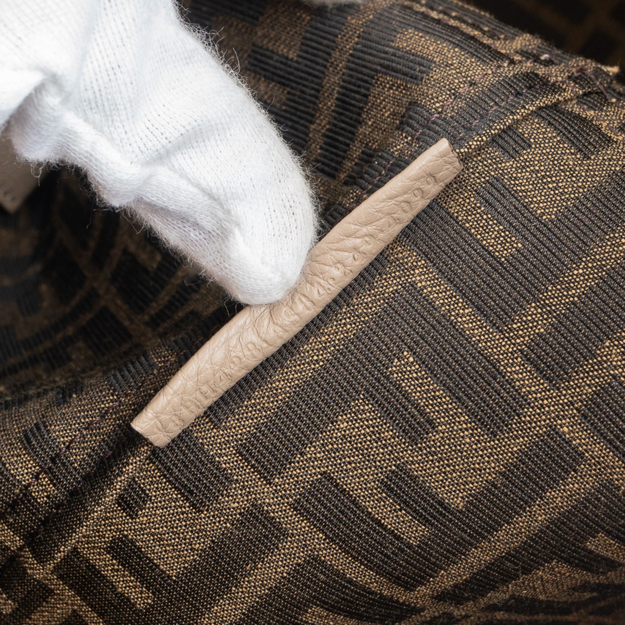 フェンディ ロール ミディアム トートバッグ セレリア ベージュ レザー