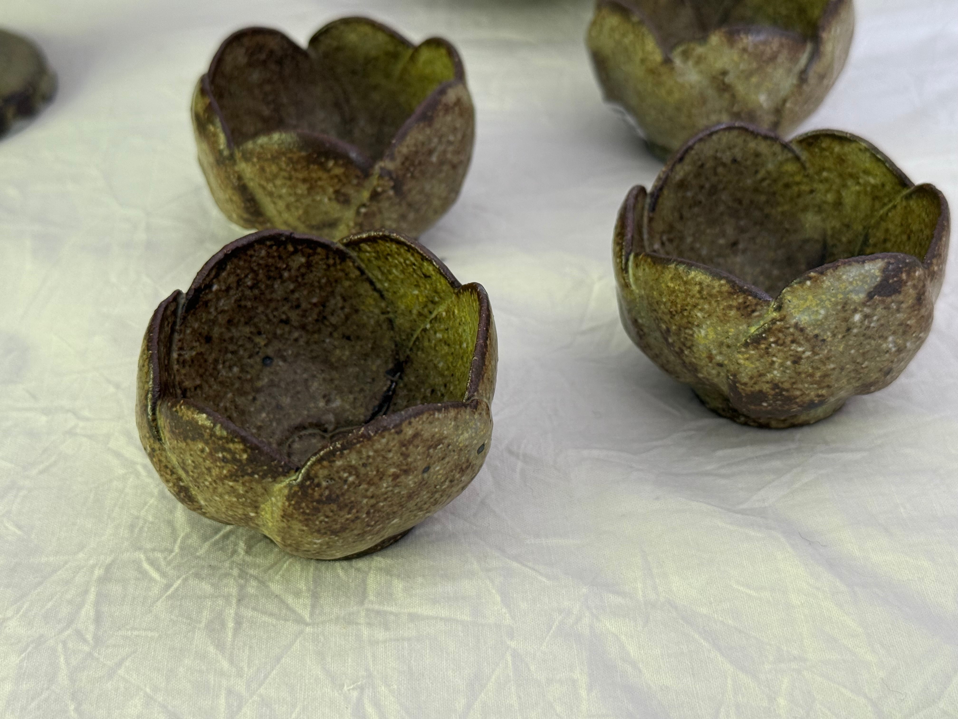 モスグリーンつぼみ小鉢