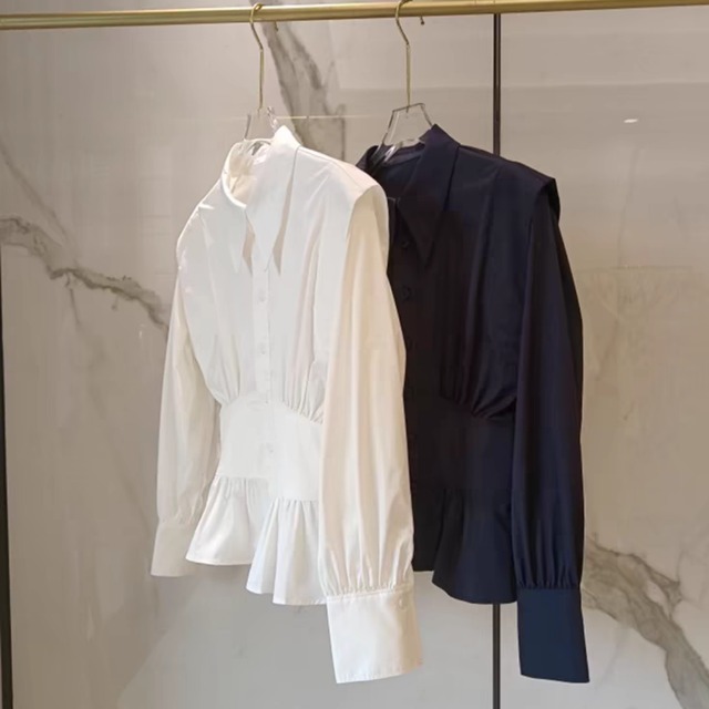 スクエアショルダーデザインブラウス