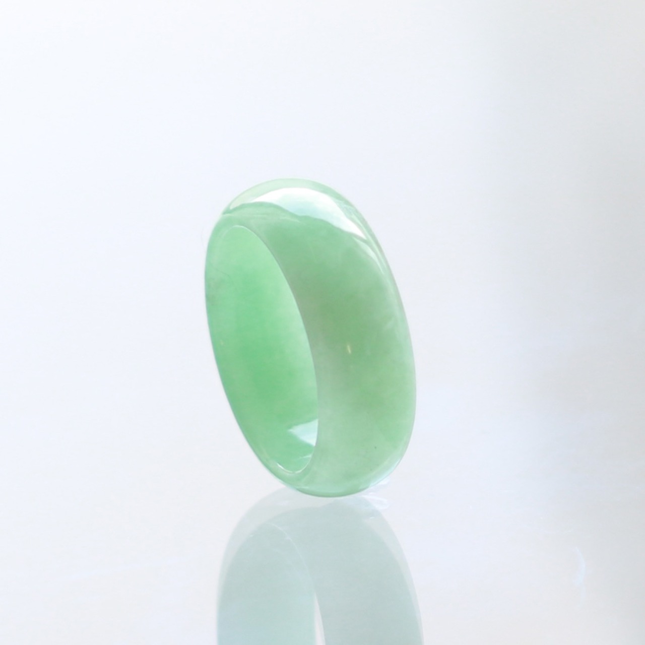 【14号】鮮やかなグリーンが目を惹く！くり抜き甲丸リング A貨翡翠　jd_rg2071