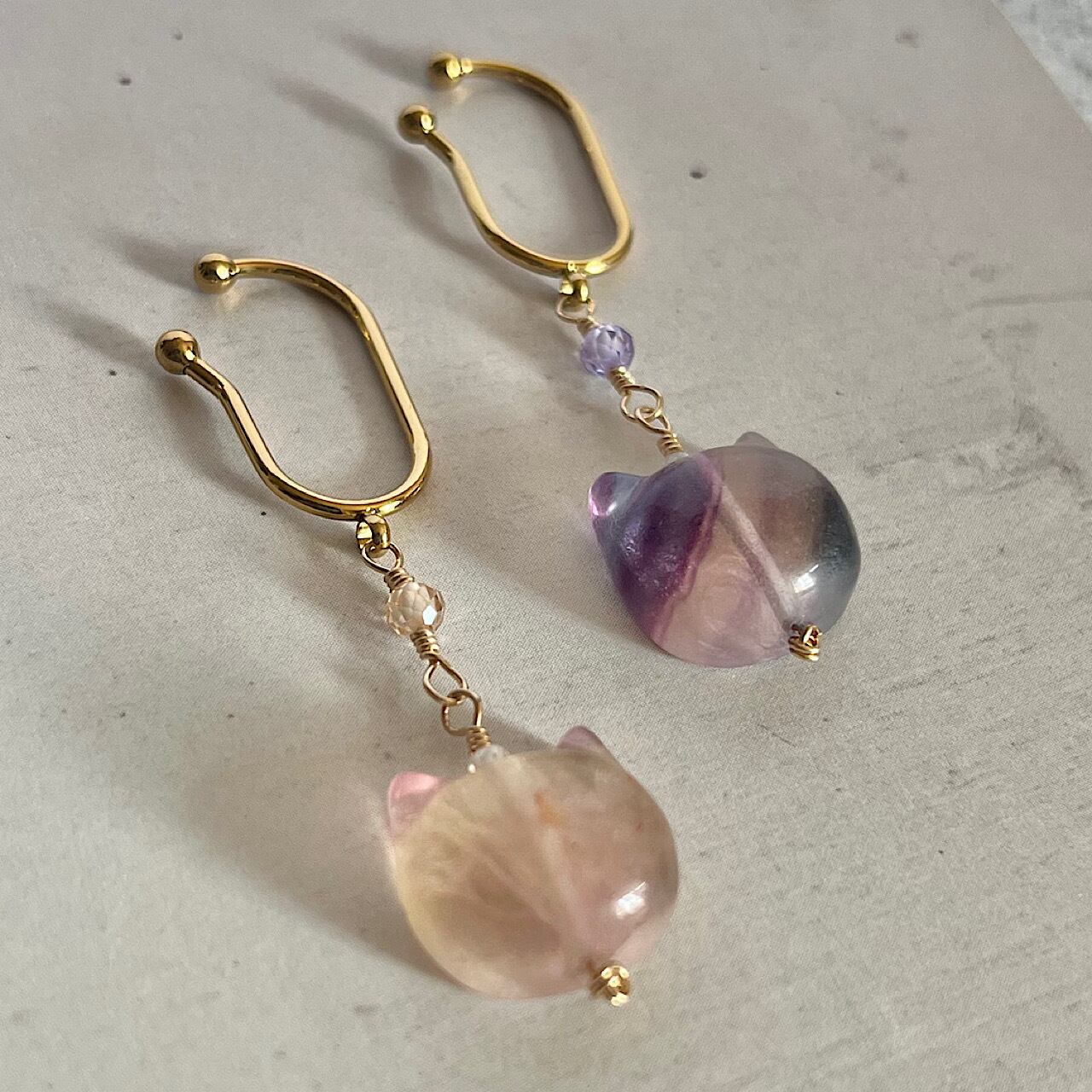 【フローライト】猫チャーム ペールピンク系/パープル系|イヤーカフ 14kgf