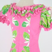 フラダンス 衣装 ワンピース ドレス ピンク系 ティアレ柄 モンステラ柄 ハワイアンプリント アロハ フラ ダンス レッスン 練習 フリル かわいい 華やか 鮮やか パフスリーブ 半袖 グリーン系 ホワイト系 ピンク 緑 黄緑 白 フラダンス衣装 可愛いドレス ハワイアンドレス ダンス衣装 ピンクワンピース フラリーダンス ハワイアンファッション サマーコーデ おしゃれ フリルスリーブ アロハシャツ フラダンスレッスン