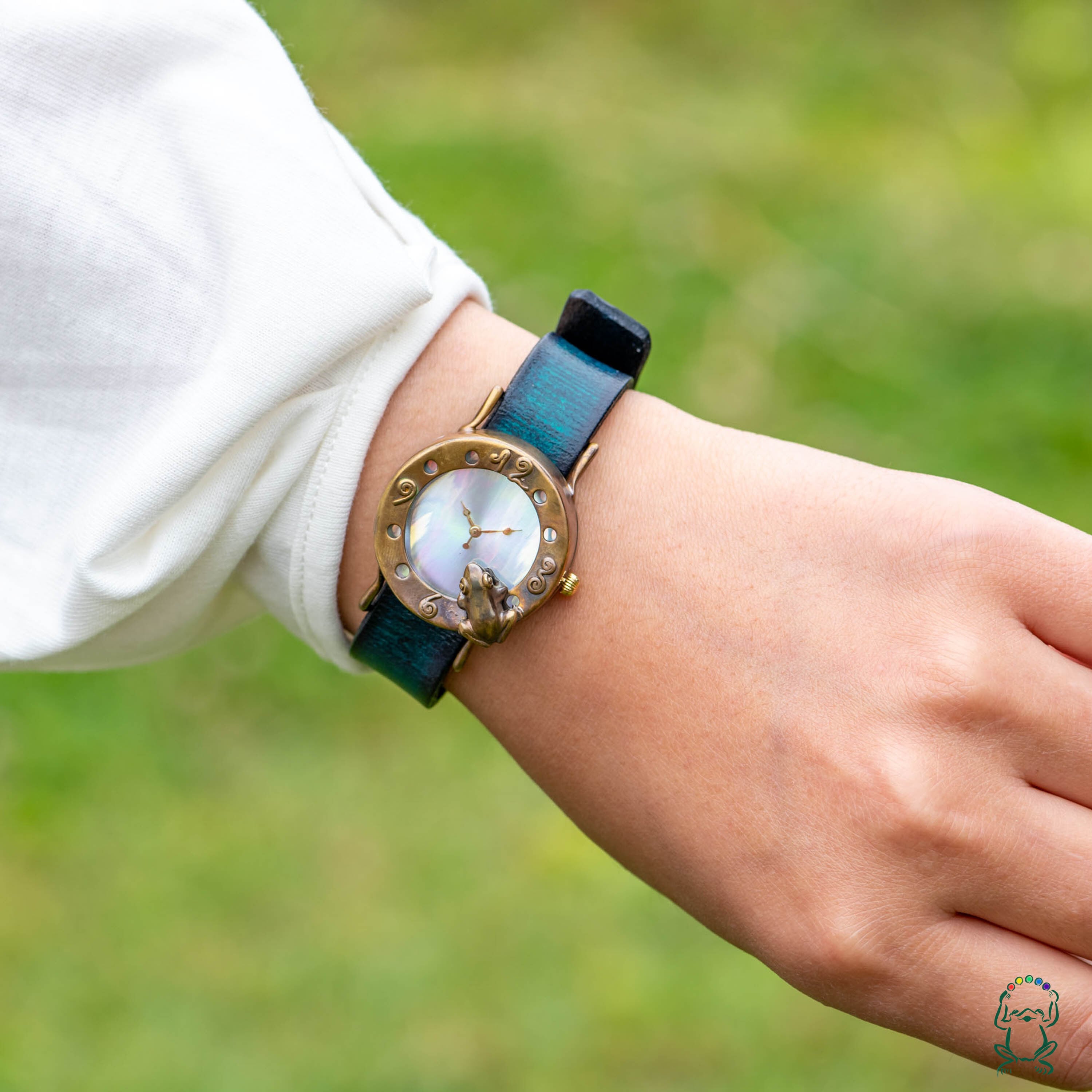 池をのぞく蛙腕時計Mオーロラ | カエルの時計屋さん