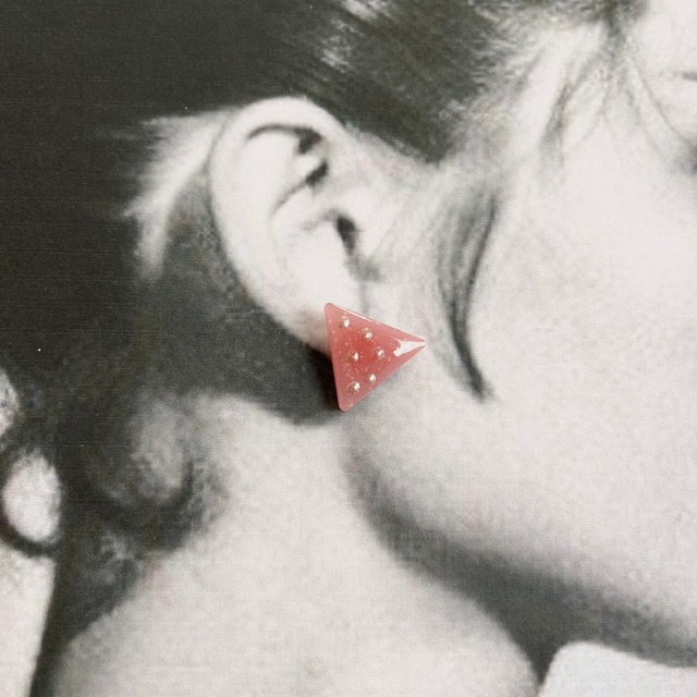 大人可愛い いちご風 トライアングルスタッドピアス／イヤリング｜ピンク｜画像2