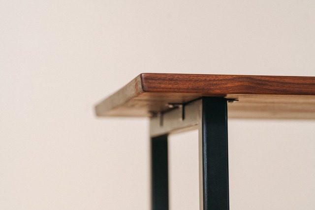 ウォールナット無垢材×スチール脚 ローテーブル｜天然木の高級リビングテーブル